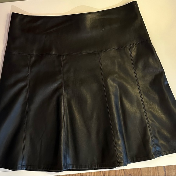 🔥Worn once. EUC Ann Taylor Vegan Leather Skirt - Picture 3 of 7